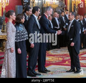 König von Spanien und Königin Letizia empfangen Scheich Tamim bin Hamad Al Thani, Emir von Katar, und seine Frau Sheikha Jawaher bint Hamad bin Suhaim Al Thani am 17. Mai 2022 in Madrid, Spanien. Foto von Amiri Palace via Balkis Press/ABACAPRESS.COM Stockfoto