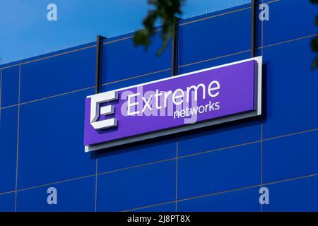 Logo von Extreme Networks am Hauptsitz im Silicon Valley. Extreme Networks stellt drahtgebundene und drahtlose Netzwerkinfrastrukturgeräte und -Geräte her Stockfoto
