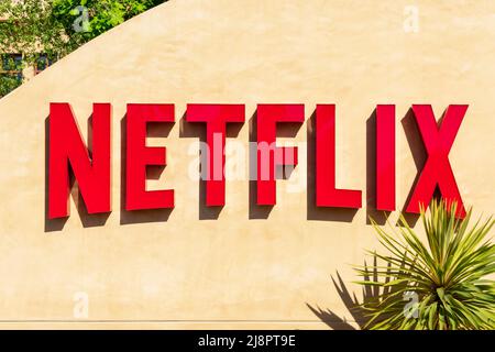 Netflix-Logo, Schild am Haupteingang des Netflix-Hauptquartiers im Silicon Valley - Los Gatos, Kalifornien, USA - 2022 Stockfoto