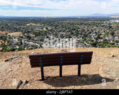 Bank mit Panoramablick auf das Wohnviertel des Silicon Valley vom Bernal Hill im Santa Teresa County Park. Stockfoto