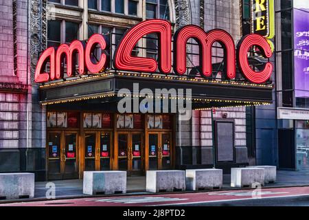 Eingang zum AMC Empire 25 Kino am Times Square. - New York, USA, 2022 Stockfoto