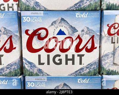 Coors Light 30 Pack Bierdosen im Lebensmittelgeschäft - Golden, Colorado, USA - 2022 Stockfoto