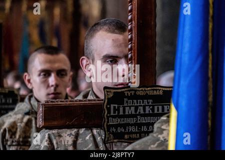 Lviv, Ukraine. 4. April 2022. Ein Soldat trägt das Kreuz mit dem Namen eines toten Soldaten, der von der russischen Armee getötet wurde. Militärbegräbnis in Lemberg.Russland marschierte am 24. Februar 2022 in die Ukraine ein und löste damit den größten militärischen Angriff in Europa seit dem Zweiten Weltkrieg aus (Bild: © Rick Mave/SOPA Images via ZUMA Press Wire) Stockfoto