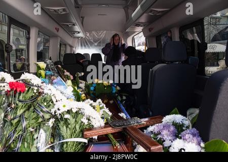 Lviv, Ukraine. 4. April 2022. Eine Frau im Shuttlebus, die die Särge der Soldaten zum Friedhof transportiert. Militärbegräbnis in Lemberg.Russland marschierte am 24. Februar 2022 in die Ukraine ein und löste damit den größten militärischen Angriff in Europa seit dem Zweiten Weltkrieg aus (Bild: © Rick Mave/SOPA Images via ZUMA Press Wire) Stockfoto