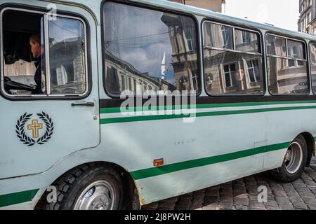 Lviv, Ukraine. 4. April 2022. Ein Bus, der zum Friedhof geleitet wird, wartet auf die Familien der beiden toten Soldaten. Militärbegräbnis in Lemberg.Russland marschierte am 24. Februar 2022 in die Ukraine ein und löste damit den größten militärischen Angriff in Europa seit dem Zweiten Weltkrieg aus (Bild: © Rick Mave/SOPA Images via ZUMA Press Wire) Stockfoto