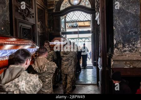 Lviv, Ukraine. 4. April 2022. Soldaten tragen die Särge zweier von der russischen Armee getöteten Soldaten. Militärbegräbnis in Lemberg.Russland marschierte am 24. Februar 2022 in die Ukraine ein und löste damit den größten militärischen Angriff in Europa seit dem Zweiten Weltkrieg aus (Bild: © Rick Mave/SOPA Images via ZUMA Press Wire) Stockfoto