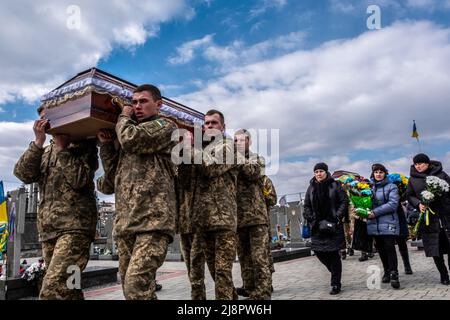 Lviv, Ukraine. 4. April 2022. Soldaten tragen den Sarg eines toten Soldaten auf dem Friedhof von Lemberg. Militärbegräbnis in Lemberg.Russland marschierte am 24. Februar 2022 in die Ukraine ein und löste damit den größten militärischen Angriff in Europa seit dem Zweiten Weltkrieg aus (Bild: © Rick Mave/SOPA Images via ZUMA Press Wire) Stockfoto