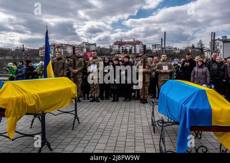 Lviv, Ukraine. 4. April 2022. Zwei Särge, die mit ukrainischen Fahnen bedeckt waren, während einer militärischen Beerdigung auf dem Friedhof von Lemberg. Militärbegräbnis in Lemberg.Russland marschierte am 24. Februar 2022 in die Ukraine ein und löste damit den größten militärischen Angriff in Europa seit dem Zweiten Weltkrieg aus (Bild: © Rick Mave/SOPA Images via ZUMA Press Wire) Stockfoto