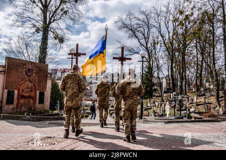 Lviv, Ukraine. 4. April 2022. Soldaten, die Kreuze für die Särge der beiden von der russischen Armee auf dem Friedhof von Lemberg getöteten Soldaten tragen. Militärbegräbnis in Lemberg.Russland marschierte am 24. Februar 2022 in die Ukraine ein und löste damit den größten militärischen Angriff in Europa seit dem Zweiten Weltkrieg aus (Bild: © Rick Mave/SOPA Images via ZUMA Press Wire) Stockfoto