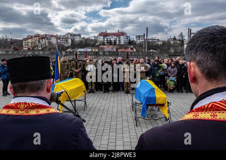 Lviv, Ukraine. 4. April 2022. Zwei Särge, die mit ukrainischen Fahnen bedeckt waren, während einer militärischen Beerdigung auf dem Friedhof von Lemberg. Militärbegräbnis in Lemberg.Russland marschierte am 24. Februar 2022 in die Ukraine ein und löste damit den größten militärischen Angriff in Europa seit dem Zweiten Weltkrieg aus (Bild: © Rick Mave/SOPA Images via ZUMA Press Wire) Stockfoto