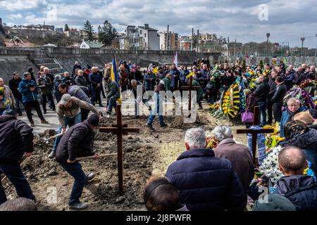 Lviv, Ukraine. 4. April 2022. Die Gräber von zwei toten Soldaten sind von den Arbeitern des Lemberger Friedhofs mit Erde bedeckt. Militärbegräbnis in Lemberg.Russland marschierte am 24. Februar 2022 in die Ukraine ein und löste damit den größten militärischen Angriff in Europa seit dem Zweiten Weltkrieg aus (Bild: © Rick Mave/SOPA Images via ZUMA Press Wire) Stockfoto