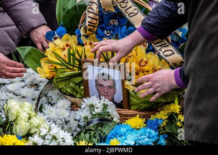 Lviv, Ukraine. 4. April 2022. Das Porträtfoto eines toten Soldaten ist auf dem Grab mit Blumen bei der Militärbesetzung in Lemberg platziert. Russland marschierte am 24. Februar 2022 in die Ukraine ein und löste damit den größten militärischen Angriff in Europa seit dem Zweiten Weltkrieg aus (Bild: © Rick Mave/SOPA Images via ZUMA Press Wire) Stockfoto