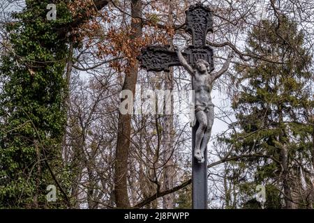 Lviv, Ukraine. 4. April 2022. Während der militärischen Beerdigung steht auf dem Friedhof von Lemberg ein beschädigtes Kruzifix. Russland marschierte am 24. Februar 2022 in die Ukraine ein und löste damit den größten militärischen Angriff in Europa seit dem Zweiten Weltkrieg aus (Bild: © Rick Mave/SOPA Images via ZUMA Press Wire) Stockfoto