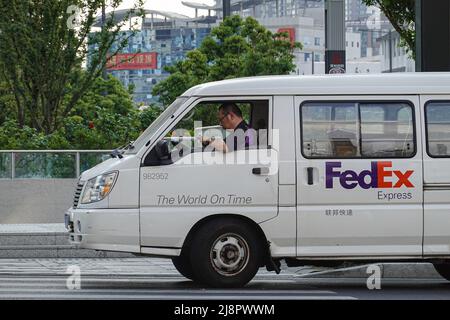 Ein FedEx Courier überprüft sein Telefon in seinem Auto. Laut Angaben von Beamten und Experten am Montag dürfte sich die chinesische Wirtschaft in diesem Monat trotz der schwachen Geschäftsdaten im April verbessern, und die Wirtschaftsaktivitäten könnten sich mit einer allmählichen Erholung der Haushaltsausgaben und einer starken Unterstützung der Anlageinvestitionen in den folgenden Monaten erholen. Sie sagten, dass sich die chinesische Wirtschaft allmählich stabilisieren und erholen sollte, mit einer Verbesserung einiger wichtiger Wirtschaftsindikatoren, einer besseren Eindämmung der COVID-19-Ausbrüche und einer stärkeren politischen Unterstützung. (Foto von Sheldon Cooper/SOPA Images/Sipa USA) Stockfoto