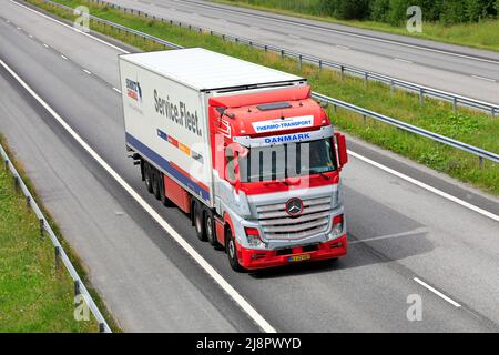 Mercedes-Benz Actros LKW von International Thermo-Transport, Dänemark Platten, zieht semi FRC Anhänger entlang der Autobahn. Salo, Finnland. 9. Juli 2021. Stockfoto