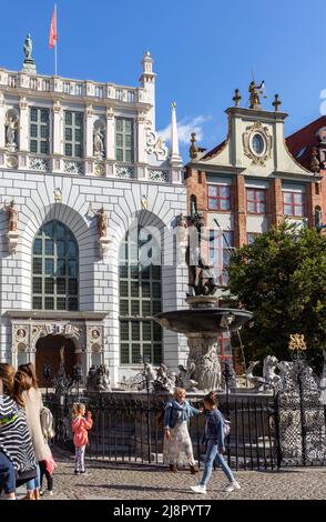 Danzig, Polen - 6. September 2020: Neptunbrunnen und Artus Court; an der Long Market Street in Danzig. Polen Stockfoto