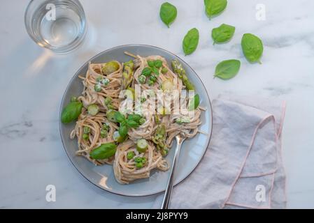 Spaghetti mit grünem Spargel Stockfoto