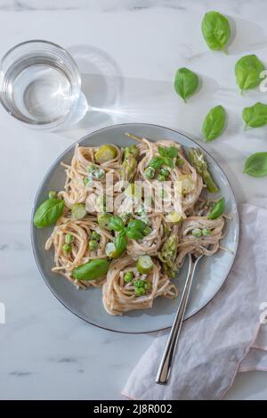 Spaghetti mit grünem Spargel Stockfoto