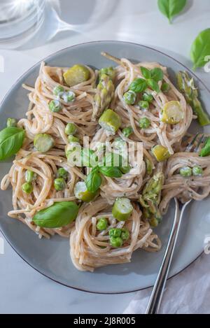 Spaghetti mit grünem Spargel Stockfoto