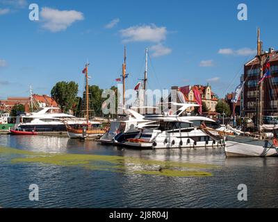 Danzig, Polen - 9. September 2020: Motorboote und Segelboote in der Marina in Danzig. Polen Stockfoto