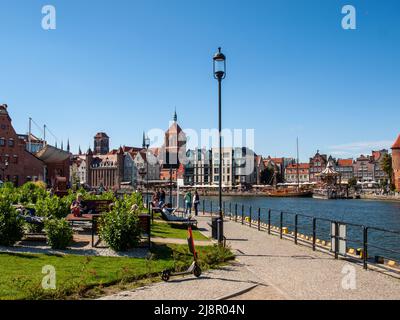 Danzig, Polen - 6. September 2020: Die Architektur der alten Gdańsk am Fischmarkt / Targ Rybny/ am Ufer der Motława Stockfoto