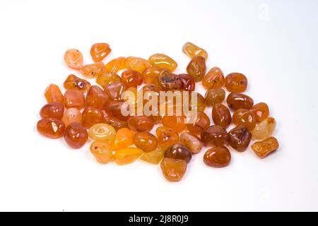 Cornelian Geode Stein als schöner Hintergrund. Schöner natürlicher Kristall Edelstein isoliert auf weißem Hintergrund Draufsicht Stockfoto