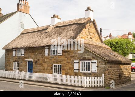 Hart Cottage, ein aus Stein erbautes Reethaus, ein denkmalgeschütztes Gebäude, jetzt Ferienunterkunft, in Sandsend, North Yorkshire, England, Großbritannien Stockfoto