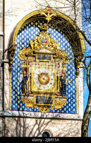 Paris, Frankreich - 18. April 2013: Die Uhr am Turm Tour de l'Horloge im Gebäude der Conciergerie. Die erste öffentliche Uhr in Frankreich wird installiert Stockfoto