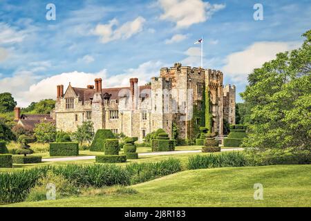 Hever, Kent, England - 18. Juni 2015. Blick auf Hever Schloss und Garten. Der älteste Teil der Burg stammt aus dem Jahr 1270 und wurde im Jahr 1462 in eine umgebaut Stockfoto