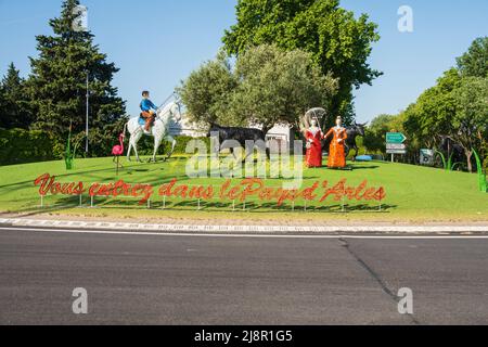 Verkehrskreisel in Frankreich mit Kunstwerken Stockfoto