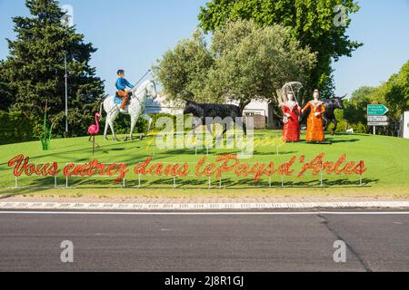 Verkehrskreisel in Frankreich mit Kunstwerken Stockfoto