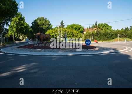 Verkehrskreisel in Frankreich mit Kunstwerken Stockfoto