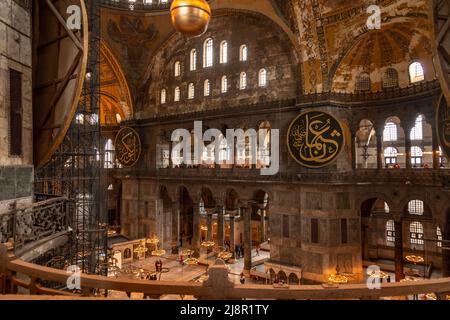 Istanbul, Türkei, März 21 2019: Das Innere der Hagia Sophia, Ayasofya. Es ist die ehemalige griechisch-orthodoxe christliche patriarchalische Kathedrale, später eine osmanische Stockfoto
