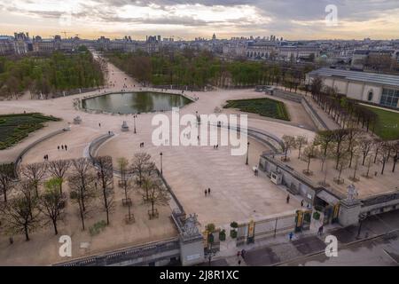 Paris, Frankreich - 28. März 2017: Einheimische und Touristen genießen sonnige Tage im berühmten Tuileriengarten (Jardin des Tuileries). Öffentlicher Tuilerien-Garten geschaffen Stockfoto