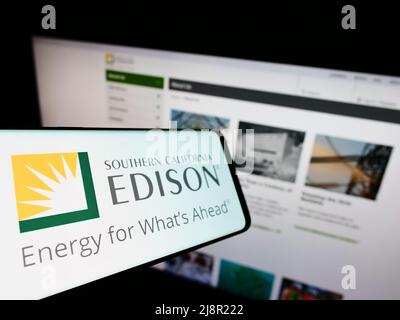 Smartphone mit Logo des US-Unternehmens Southern California Edison (SCE) auf dem Bildschirm vor der Business-Website. Konzentrieren Sie sich auf die linke Seite des Telefondisplays. Stockfoto