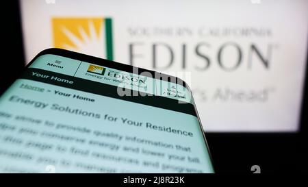 Mobiltelefon mit Webseite des amerikanischen Unternehmens Southern California Edison (SCE) auf dem Bildschirm vor dem Logo. Konzentrieren Sie sich auf die obere linke Seite des Telefondisplays. Stockfoto