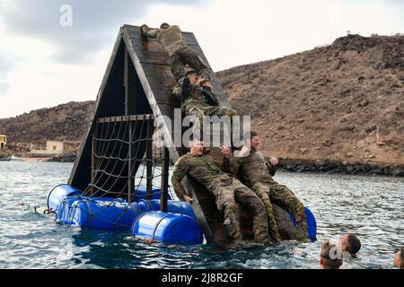 Arta Range, Dschibuti. 27. April 2022. US-Dienstmitglieder mit der kombinierten Joint Task Force „“ Horn of Africa (CJTF-HOA) nehmen am französischen Wüstenkommandokurs (FDCC) in Arta Range, Dschibuti, am 27. April 2022 Teil. Seit 2015 haben die in Dschibuti stationierten französischen Streitkräfte (FFDJ) US-Dienstmitglieder mit CJTF-HOA eingeladen oder nach Camp Lemonnier entsandt, um an dem Kurs teilzunehmen. Mitglieder der CJTF HOA Schulen und arbeiten regelmäßig mit Verbündeten, Partnern und Regierungsorganisationen zusammen, um gemeinsame Anstrengungen zur Verbesserung der Sicherheit, des Wohlstands und der Sicherheit in Ostafrika zu Unternehmen. (Bild: © Stockfoto