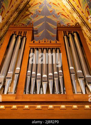 Orgel frontal geschossen, glänzendes Silber Aussicht Rohre Muster, Reihe Nahaufnahme. Sakrale Musik, Kirche musikalische Service und klassische Orgel Konzert Poster con Stockfoto