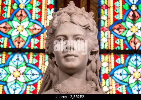 Budapest, Ungarn, 22. März 2018: die Skulptur der Kaiserin Elisabeth von Österreich und Königin von Ungarn in St. Matthias Kirche mit Glasmalereien in der Rückseite Stockfoto