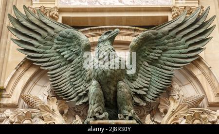 Paris, Frankreich, 30. März 2017: Ein Adler Skulptur von Pierre Loiuis Rouillard, Blick von der Fassade von Garnier. Dies ist Eintrag Rampen für die Trainer Stockfoto