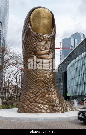 Paris, Frankreich, 30. März 2017: Große Finger oder riesige große Daumenskulptur oder Kunststatue in der Verteidigungslinie, in der Nähe des großen Bogens in Paris, Frankreich Stockfoto