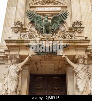 Paris, Frankreich, 30. März 2017: Ein Adler Skulptur von Pierre Loiuis Rouillard, Blick von der Fassade von Garnier. Dies ist Eintrag Rampen für die Trainer Stockfoto