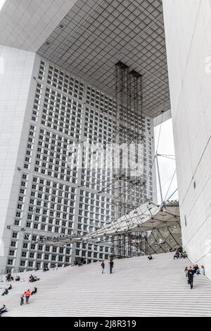 Paris, Frankreich, 30. März 2017: Grande Arche in La Defense mit nicht identifizierten Personen in Paris. Das größte Geschäftsviertel Europas mit einer Fläche von 560 ha Stockfoto