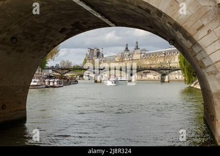 Paris, Frankreich, 1. April 2017: Pariser Brücke. Brücken von Paris über die seine, an einem schönen bewölkten Tag. Nicht weniger als 37 Brücken überspannen die seine, den Fluss Stockfoto