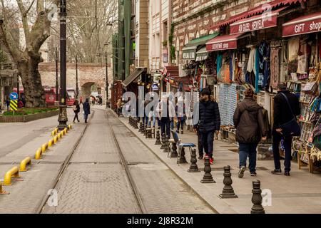 Istanbul, Türkei - 21. März 2019: Hudavendigar Street in Istanbul. Historisches Viertel von Istanbul, Straße, die leeds Gulhane Park und ist ein beliebtes Stockfoto