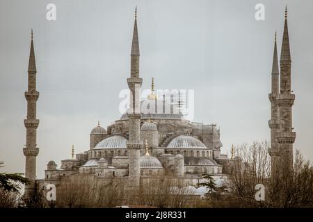 Istanbul, Türkei, 21. März 2019: Süleymaniye-moschee im Sommer, Türkei. Süleymaniye Moschee ist ein Wahrzeichen von Istanbul. Sonnige Aussicht auf den Innenhof des Stockfoto