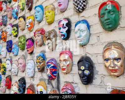 Moskau, Russland, 21. Oktober 2019: Bunt bemalte keramische Gesichter Skulptur auf der Ziegelwand als Objekt der modernen Kunst. Hundert Gesichter von Marat Stockfoto