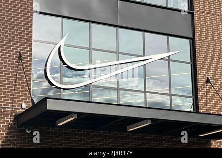 Ein Swoosh-Logo im Nike by Eugene Sport- und Schuhgeschäft, Sonntag, 15. Mai 2022, in Eugene, Erz. Stockfoto