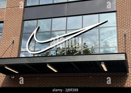 Ein Swoosh-Logo im Nike by Eugene Sport- und Schuhgeschäft, Sonntag, 15. Mai 2022, in Eugene, Erz. Stockfoto