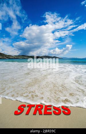 Konzeptbild - um Stress abzuwaschen, indem Sie einen entspannenden Badeurlaub machen, während die Wellen an einem Sandstrand das Wort „Stress“ wegspülen. Stockfoto